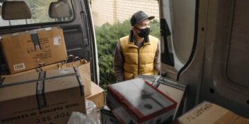 When Businesses Should Consider Outsourcing Fulfillment Services