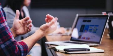 Why Clear Product Education Is Becoming a Competitive Advantage in B2B Sales